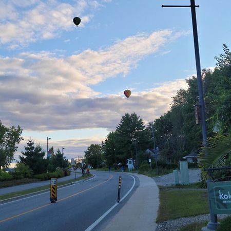 Kokomo Inn Bed And Breakfast Ottawa-Gatineau'S Only Tropical Riverfront B&B On The National Capital Cycling Pathway Route Verte #1 - For Adults Only - Chambre D'Hotes Tropical Aux Berges Des Outaouais Bnb #17542O Exterior photo