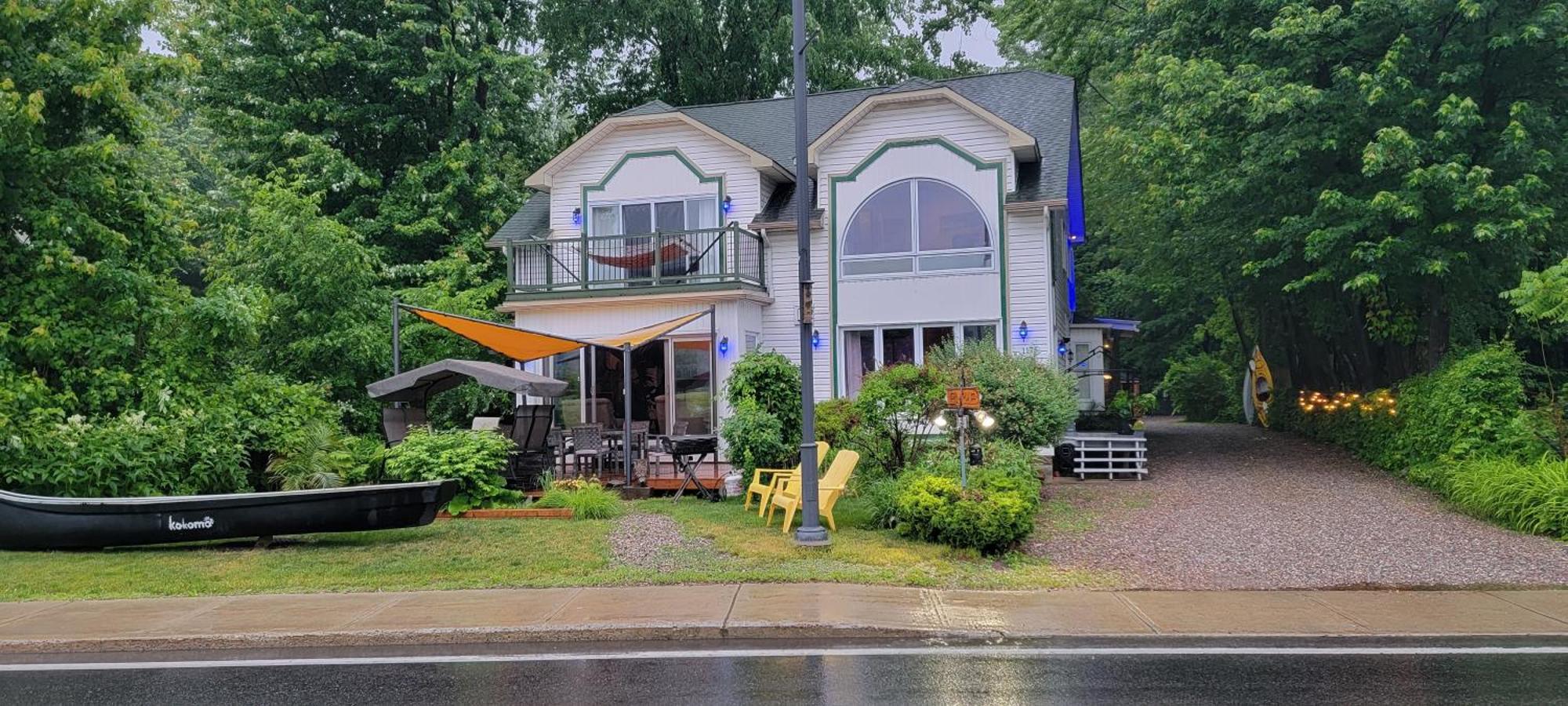 Kokomo Inn Bed And Breakfast Ottawa-Gatineau'S Only Tropical Riverfront B&B On The National Capital Cycling Pathway Route Verte #1 - For Adults Only - Chambre D'Hotes Tropical Aux Berges Des Outaouais Bnb #17542O Exterior photo