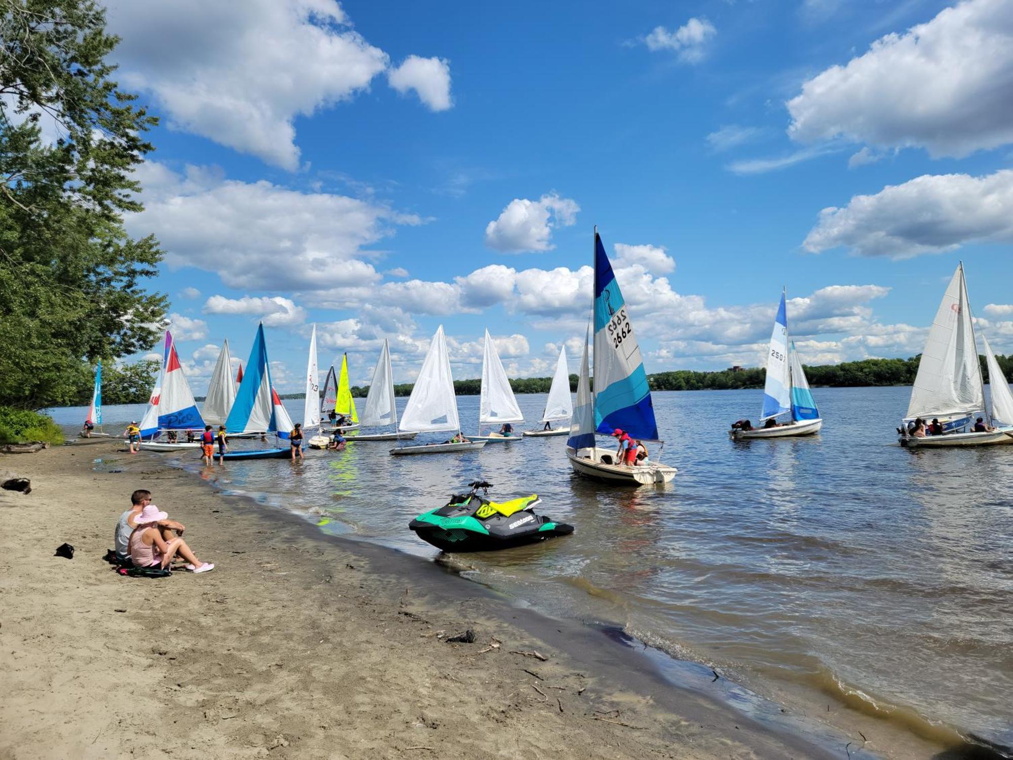 Kokomo Inn Bed And Breakfast Ottawa-Gatineau'S Only Tropical Riverfront B&B On The National Capital Cycling Pathway Route Verte #1 - For Adults Only - Chambre D'Hotes Tropical Aux Berges Des Outaouais Bnb #17542O Exterior photo